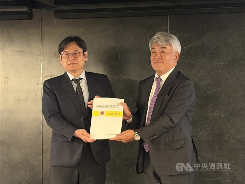 国家発展委員会の葉俊顕主任委員（左）に「白書」を手渡す台北市日本工商会の増田裕一理事長＝10月7日、台北市