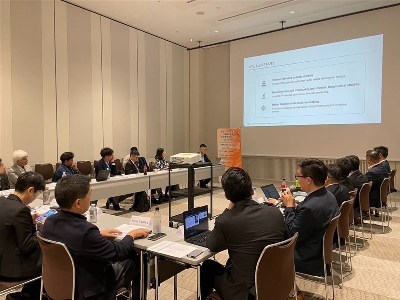 台日産官学サミットの円卓会議に参加した台日の関係者ら＝台湾医界聯盟基金会提供