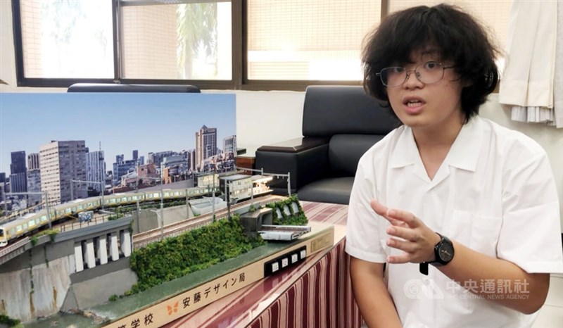 ジオラマ「御茶ノ水、いつもの橋の上から」で全国高等学校鉄道模型コンテストで「ベストリアル情景賞」と「審査員特別賞」をダブル受賞した王翊全さん