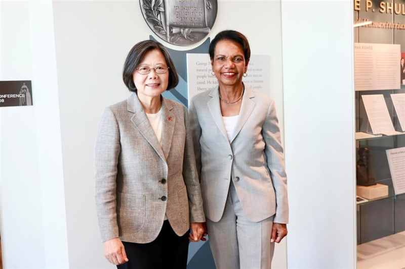 蔡英文前総統（左）と米スタンフォード大学フーバー研究所所長で元米国務長官のコンドリーザ・ライス氏＝10月8日（threads.com/@tsai_ingwenから）