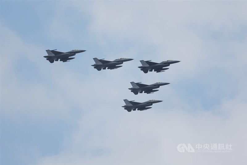 編隊を組んで総統府上空を飛行するF16V（ブロック20）戦闘機＝2026年10月10日、中央社記者翁睿坤撮影