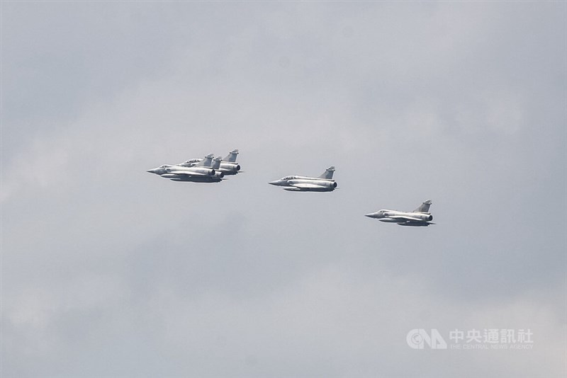 総統府上空を編隊飛行するミラージュ2000戦闘機＝2026年10月10日、中央社記者裴禛撮影