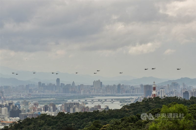 新北市の淡水河河口から台北市方面に飛行する国軍のヘリコプター＝2026年10月10日、中央社記者裴禛撮影