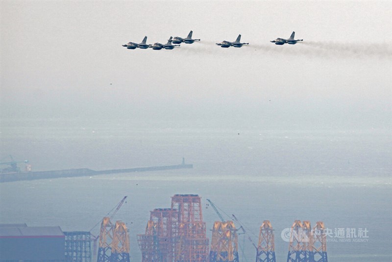 新北市の淡水河河口から台北市方面に飛行する経国号（IDF）戦闘機＝2026年10月10日、中央社記者徐肇昌撮影