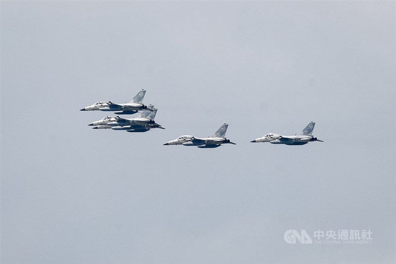 総統府上空を編隊飛行する経国号（IDF）戦闘機＝2026年10月10日、中央社記者裴禛撮影