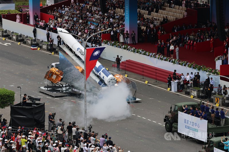 国家宇宙センターの車列で紹介された地球観測衛星「福衛（フォルモサット」8号」のモックアップ＝2026年10月10日、中央社記者張世勲撮影
