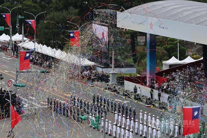 カラーテープが舞う総統府前広場の中華民国国慶日祝賀式典会場＝2026年10月10日、中央社記者張世勲撮影
