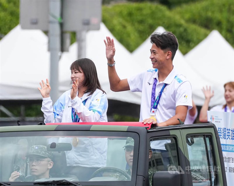 愛知・名古屋アジア大会ソフトテニス混合ダブルスで金メダルを獲得した黄詩媛さん（左）と余凱文さん＝2026年10月10日、中央社記者鄭清元撮影