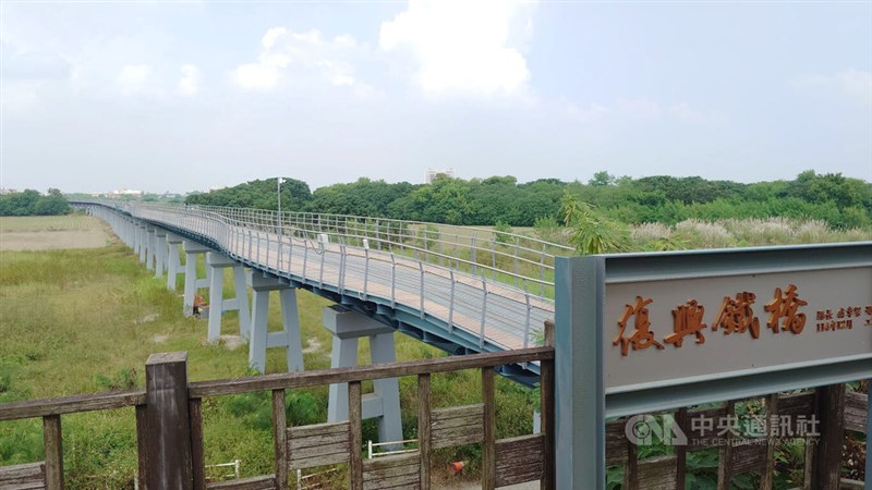 修復工事が完了し、11月11日に開通式が行われる復興鉄橋＝中央社記者蔡智明撮影