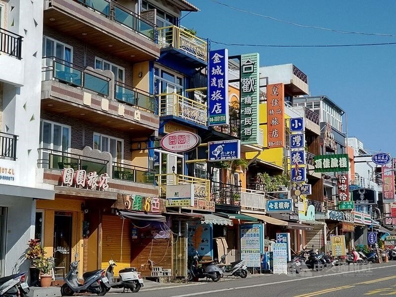 宿泊施設が並ぶ南部・屏東県の離島・小琉球＝資料写真