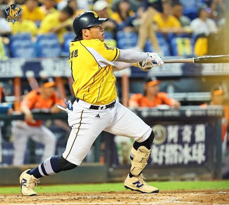 台湾プロ野球のプレーオフ第3戦で、最初の2打席連続で二塁打を放ち2得点を挙げた中信ブラザーズの曽頌恩。チームは試合後半に粘れず2―4で統一ライオンズに敗れ、2連敗を喫した（写真＝中信提供）