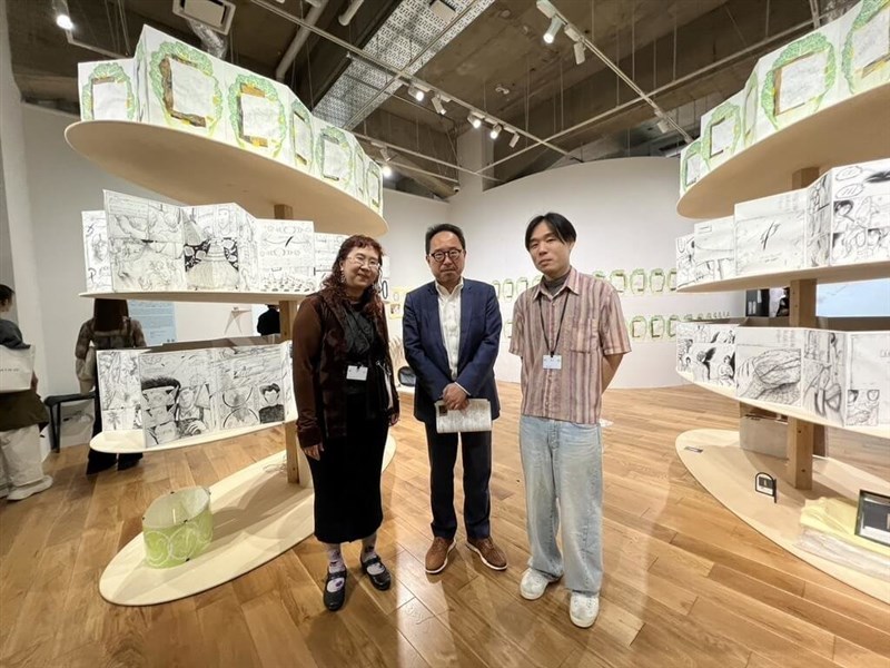左から陳郁文 （セラ・ユウェン・チェン）さん、台湾文化センターの曽鈐竜センター長、ちぇんしげ（陳重穎）さん（台湾文化センター提供）