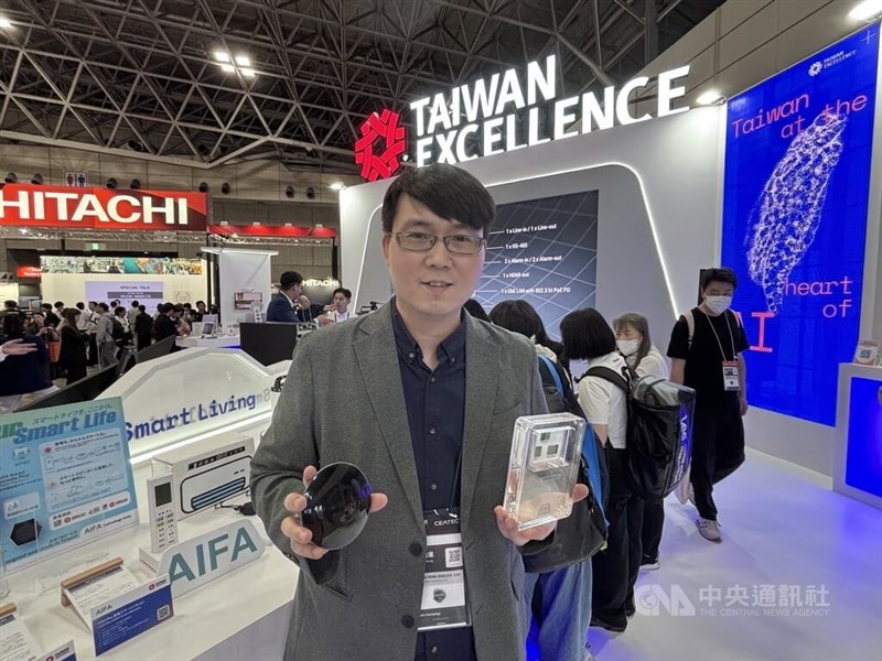 アイファテクノロジー(艾法科技)が開発した、従来型の家電をスマート化するリモコン=10月13日、千葉県