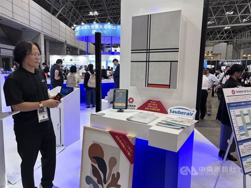 サウバーエア(薩柏科技)が展示する壁掛け式のスマート空気清浄機=10月13日、千葉県