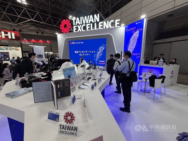 台湾企業13社、24件の製品・ソリューションが集結した「台湾エクセレンス」のブース＝10月13日、千葉県