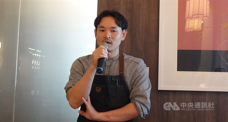 料理について説明する「NO CODE TAIPEI」の森脇翔平シェフ=10月15日、台北市