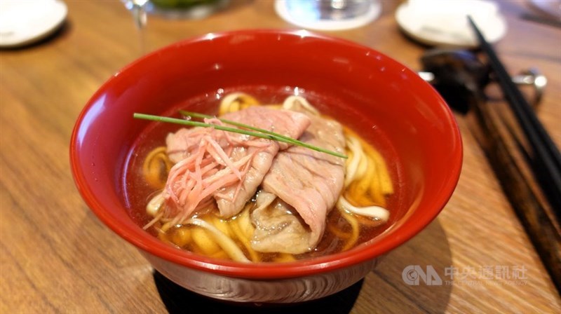 台南の牛肉スープを参考に、石垣牛のサーロインを調理した沖縄そば=10月15日、台北市