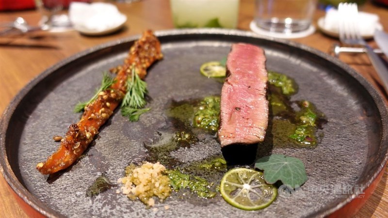 石垣牛のフィレ肉を使ったグリル=10月15日、台北市
