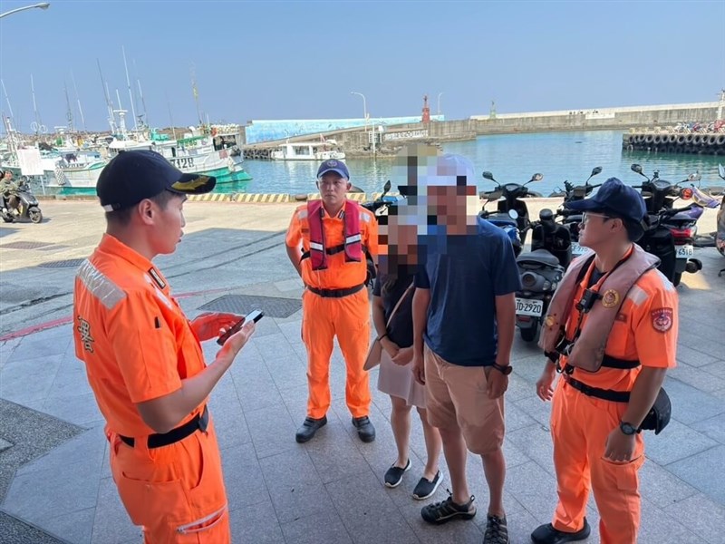 屏東県の離島、小琉球で15日、米国人観光客2人が絶滅危惧種に指定されているウミガメを触ったとして、野生動物保育法違反の疑いで台湾屏東地方検察署（地検）に送致された＝海洋委員会海巡署提供