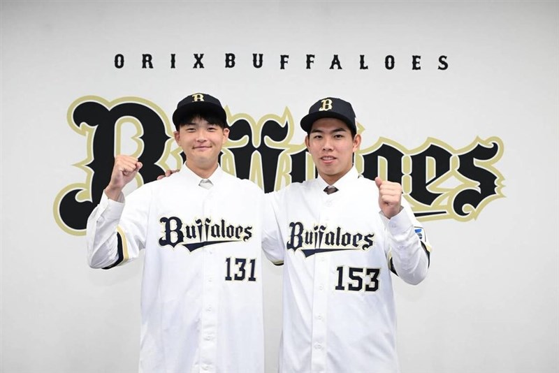 オリックス・バファローズの入団会見に出席する、許宸緯投手（左）と張乙安内野手＝オリックス・バファローズ提供