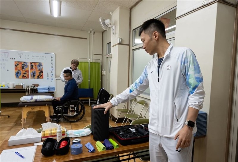 台湾代表のサポート拠点を視察する李洋運動部長（スポーツ相）＝同部提供