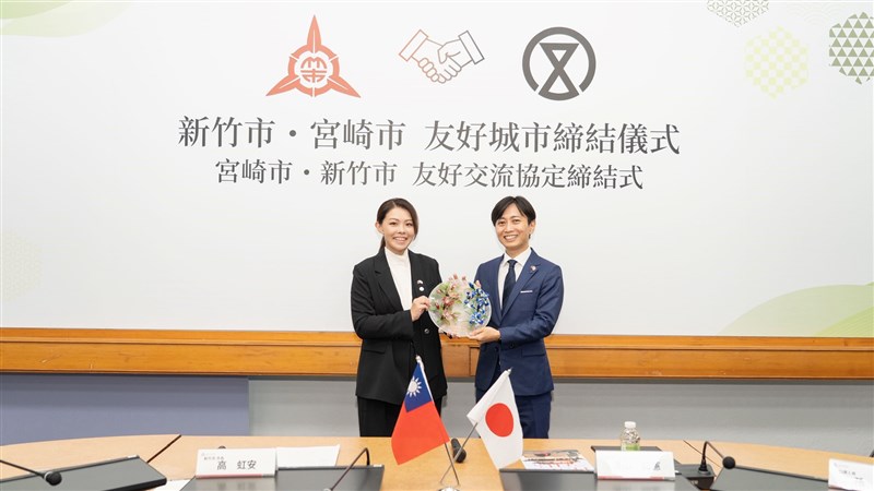 記念品を贈り合う高虹安新竹市長（左）と清山知憲宮崎市長＝新竹市政府提供