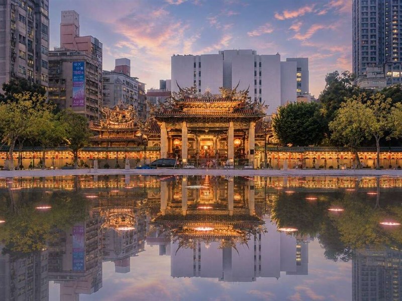 台北の人気観光スポット、龍山寺の正面に位置する艋舺公園で進められていた改修工事が完了した。噴水が整備され、普段は静かな水面に龍山寺の建物が鏡のように映し出される＝台北市政府工務局公園路灯工程管理処提供