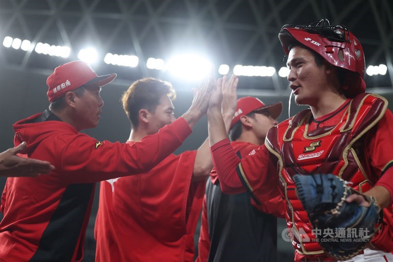 台湾プロ野球の台湾シリーズ第2戦が18日、台北ドーム（台北市）で行われ、味全ドラゴンズは中信ブラザーズを3―1で下して開幕2連勝とした＝中央社記者趙世勳撮影、2026年10月18日