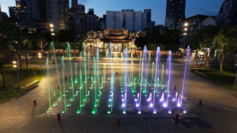 台北市政府は昨年7月、総額2億台湾元(約9億7000万円)余りを投じて、同公園の景観改善に着手。公園内の広場には定時に光と水が織りなすショーが行われる噴水が整備された=台北市政府工務局公園路灯工程管理処提供