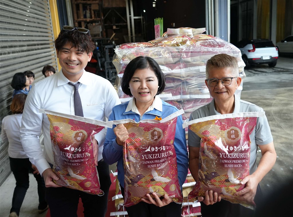 東遠糧業「雪鶴壽司米10公斤」是這次外銷歐洲八國主產品。今回欧州8カ国に輸出された主な製品は、東遠糧業の「雪鶴寿司米（10キロ）」。