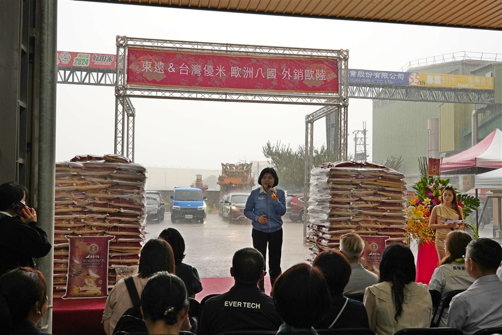 縣長張麗善感謝農民全力支持,種出優質稻米進軍歐洲八國。張麗善県長は、欧州8カ国に輸出する高品質な米の栽培に全面的に協力してくれた農業従事者に感謝の意を表しました。