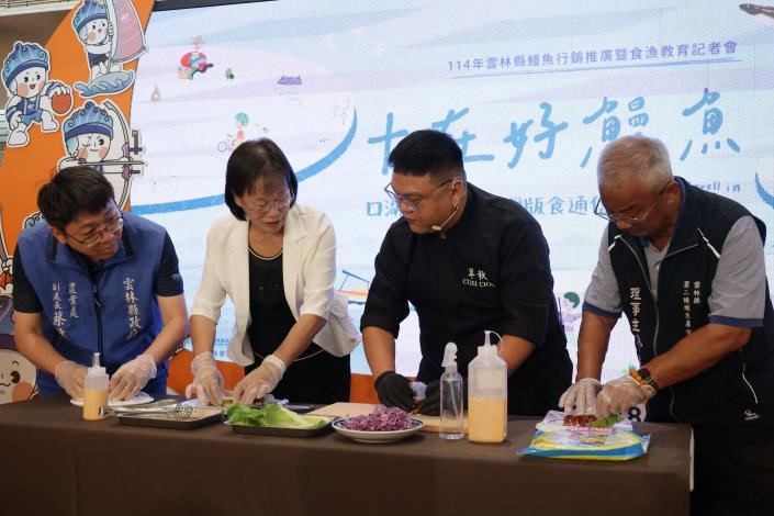 シェフの廖氏の指導の下、謝淑亜副県長らが「ウナギと野菜の巻き寿司」を実演しました。