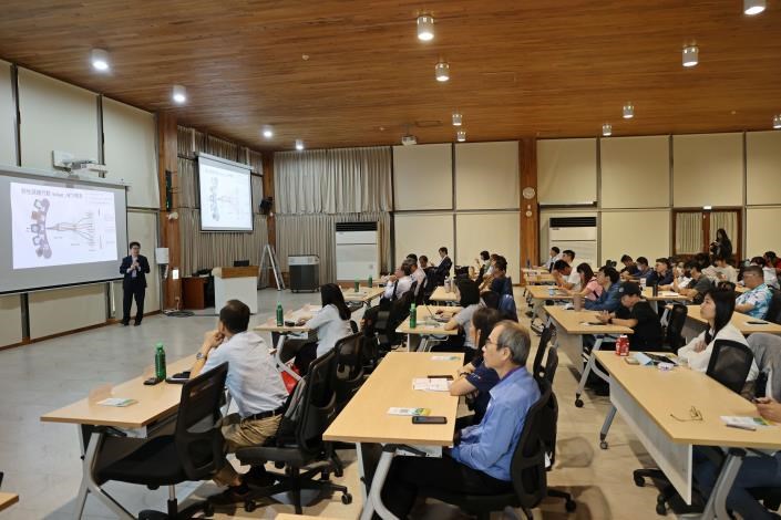 発表会では分野横断的な研究成果と現地の実践・経験を通じ、気候変動時代の農業応用や転換について討論しました。