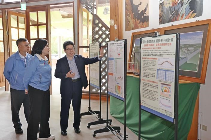 童慶斌教授は張麗善県長に、農業気候リスク評価のプロセスや作物モデル意思決定の応用、水資源の最適化管理、モデル農場の実践結果について説明しました。