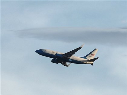 ペロシ米下院議長、台湾離れる