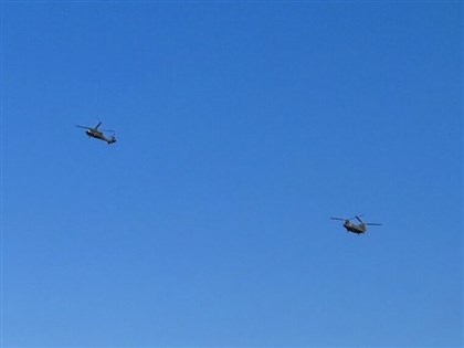 総統府上空で軍用ヘリや練習機が予行演習  双十国慶節を前に／台湾