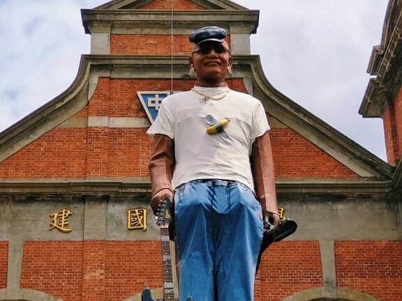 台北・建国高校の蒋介石像がロック風に“おめかし” 卒業シーズン