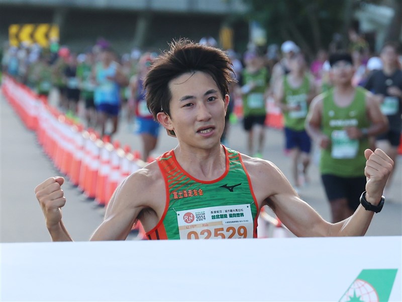 台北でエバー航空マラソン　日本の鈴木智が男子優勝  2万4千人参加／台湾