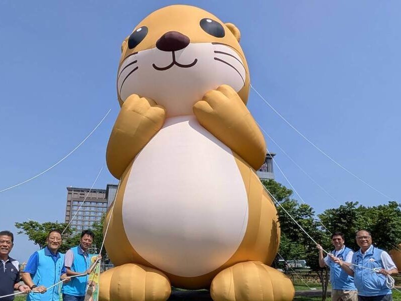 離島・金門でカワウソを模した巨大バルーン、お披露目　夏休みの親子旅行などを誘致