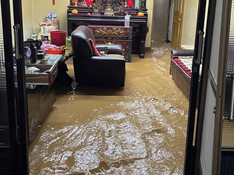 台湾で大雨　線路や道路が冠水する被害