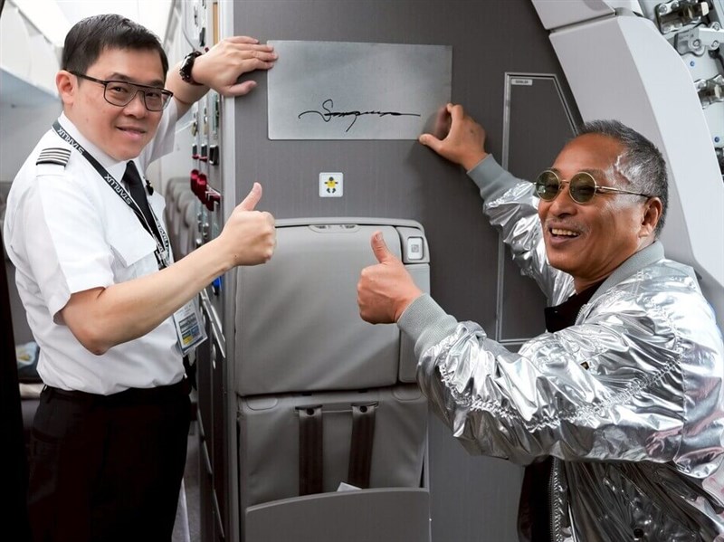 スターラックス航空の特別塗装機、成田に到着　デザインの空山基さんが機内でサイン／台湾