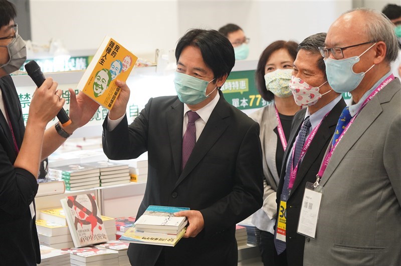 副總統賴清德（左2）與文化部長李永得（右2）等人６月2日出席第30屆台北國際書展開幕典禮，會後至展區參觀及購書。