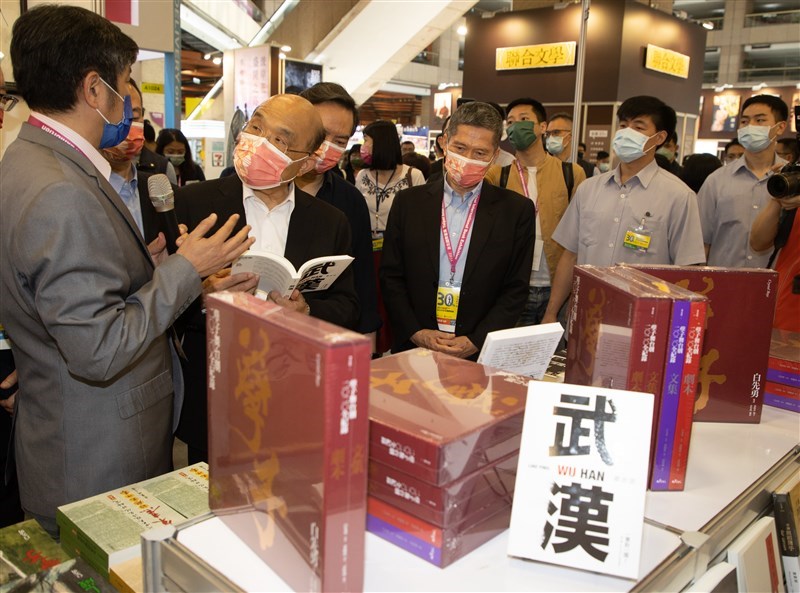行政院長蘇貞昌（前）６月5日參觀台北國際書展，走訪出版展區選購書籍。