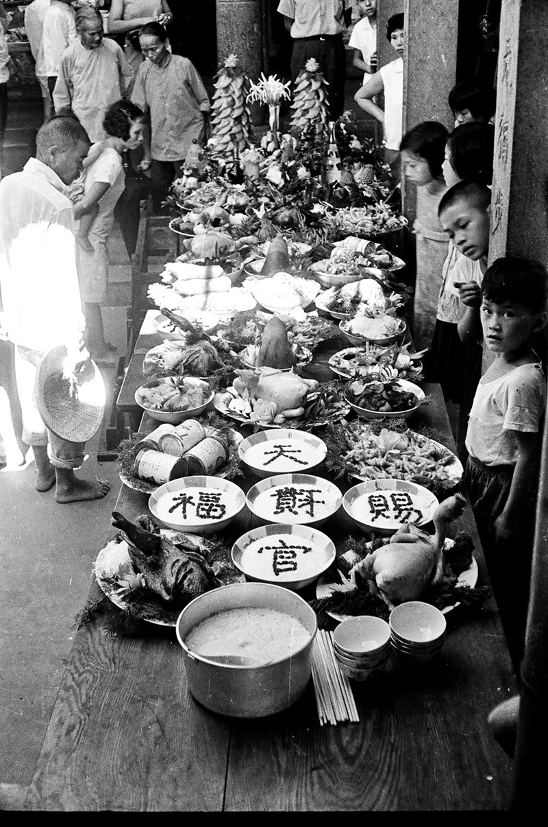 奉飯與三山國王廟的「犒軍」意義相同,犒賞辛苦的義民軍部隊,各式各樣的祭品都可以,因此發展出「奉飯美學」。圖為錫福宮義民節奉飯「天官賜福財」。(1969年,吳金榮攝)