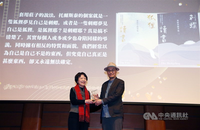 香港作家董啟章(右)以《董啟章隨筆集》榮獲第35屆梁實秋文學大師獎「散文大師獎」首獎。