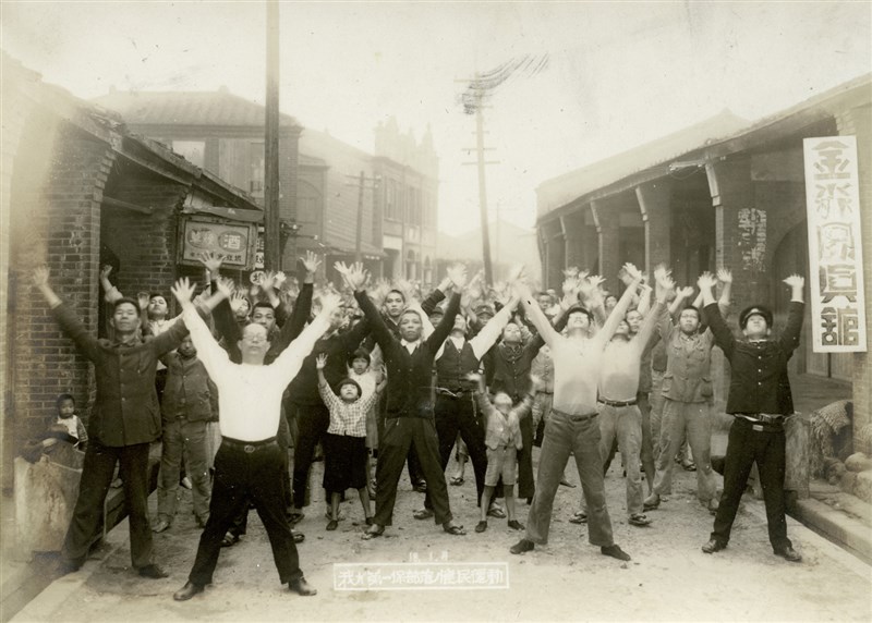 楊梅老街上整齊的體操會。(1943年,吳金淼攝)