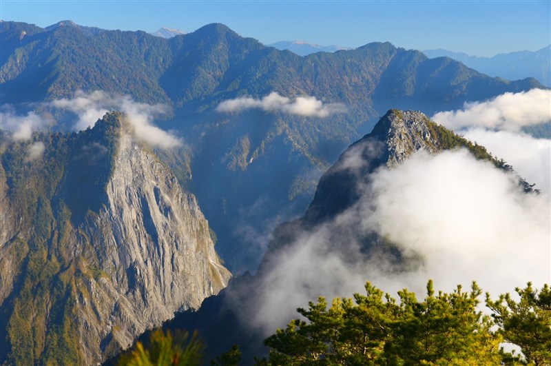 擁有世界及景觀的針山大岩壁與南二子北峰，隔著深切的安來溪峽谷，屬於台灣中級山。（圖片提供／崔祖錫）
