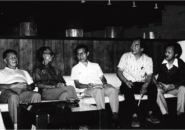 1979年7月，台北春之藝廊舉行「洪瑞麟35年礦工造型展」，左起洪瑞麟、陳德旺、陳夏雨、金潤作、李賢文。（雄獅美術資料照／允晨文化提供）