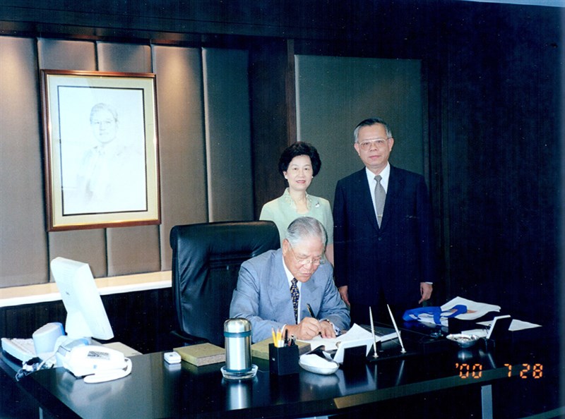 彭淮南夫婦於 2000 年7月28日到紅樹林台灣智庫探視李登輝，李登輝致贈兩本他的著作《台灣的主張》，並坐在書桌前親筆提字「文翰兄指正」、「文德兄指正」。資料來源：彭淮南提供。