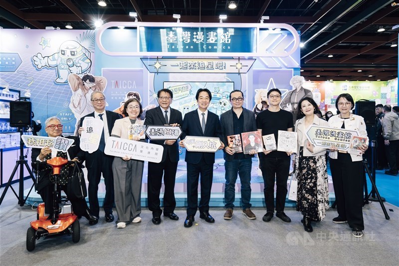 2026台北國際書展開幕，其中「台灣漫畫館」主題為「一起來追星吧！」，總統賴清德（中）3日造訪，與交流漫畫家合影留念，也購入多部台漫作品。（文策院提供）中央社記者王寶兒傳真　115年2月3日